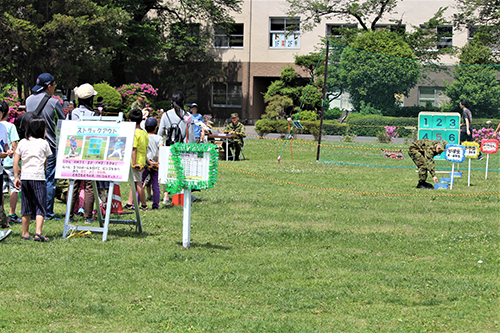 陸上自衛隊下志津駐屯地創設63周年記念行事「つつじ祭り」でのアトラクションゲーム・ストラックアウト。></noscript>